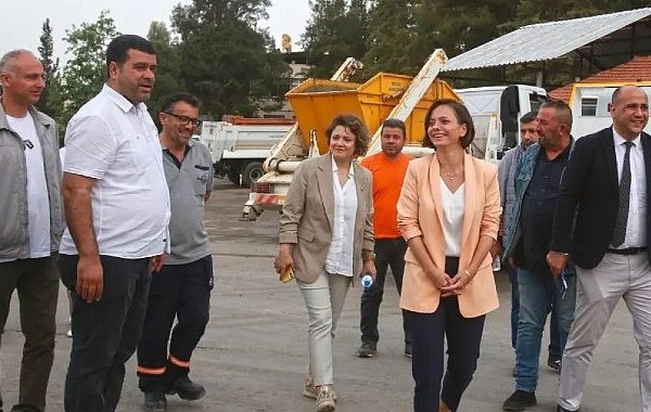 Karabağlar Belediye Başkanı Helil Kınay güne teknik çalışma sahasında işçilerle buluşarak başladı – GÜNDEM