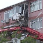 Çalışma sırasında apartmana beton pompası düştü: 2 balkon çöktü
