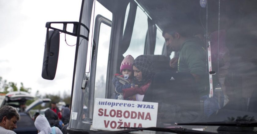 Sırbistan'da mültecileri taşıyan minibüs devrildi, 30'dan fazla kişi yaralandı