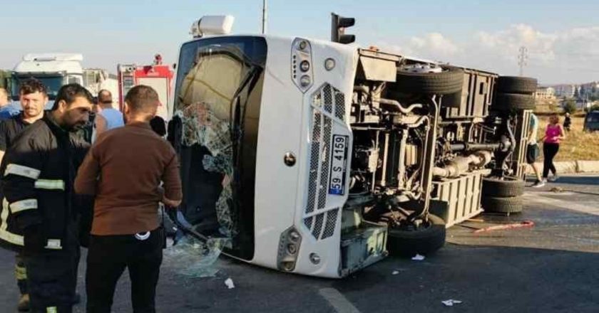 Tekirdağ'da hafif ticari araç servis midibüsüne çarptı: 11 yaralı – Son Dakika Türkiye Haberleri