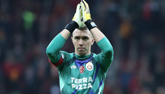 Galatasaray'da Fernando Muslera'nın ardından gol onun elinde! Galatasaray'ın teknik direktörüyle görüşme gerçekleşti