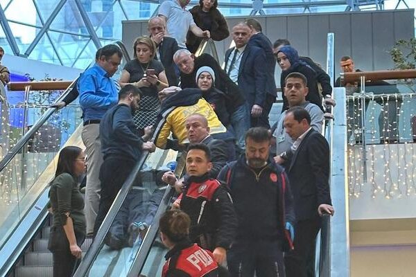 Alışveriş merkezinde korkunç kaza! Çatı katından düşen işçi hayatını kaybetti