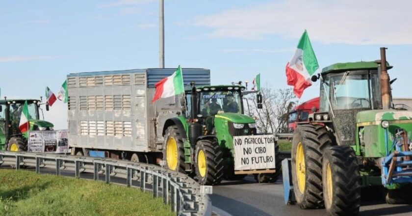İtalya’daki çiftçiler hükümeti protesto etti – News World News