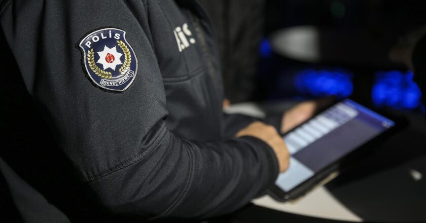 Trafiğe karşı araç kullanan sürücüye 9 bin 267 lira para cezası