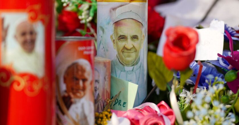 Papa Francis, solunum krizinden sonra iyileşme belirtileri verir