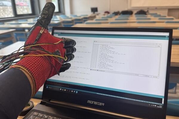 Üniversite öğrencileri işitme engelli bireyler için “akıllı iletişim eldiveni” geliştirdi