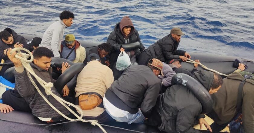 İzmir’de 24 düzensiz göçmen kurtarıldı
