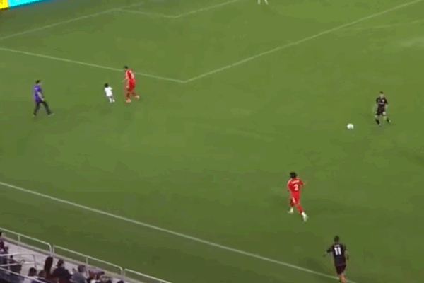 MLS’te inanılmaz olay! Sonunda bu da oldu… Maç sırasında sahaya bebek girdi, yakalanıp annesine teslim edildi