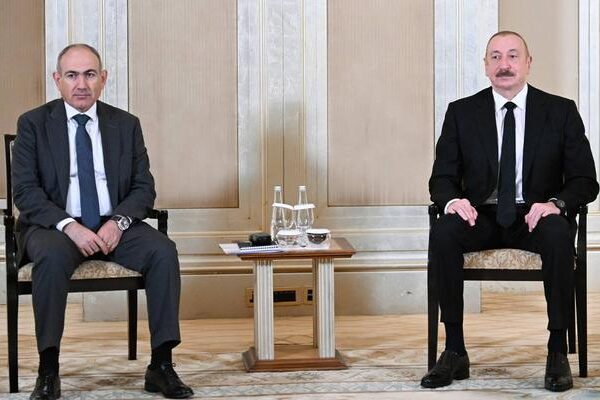 Dünyanın konuştuğu görüntüler! Aliyev ile Paşinyan arasında soğuk rüzgarlar…