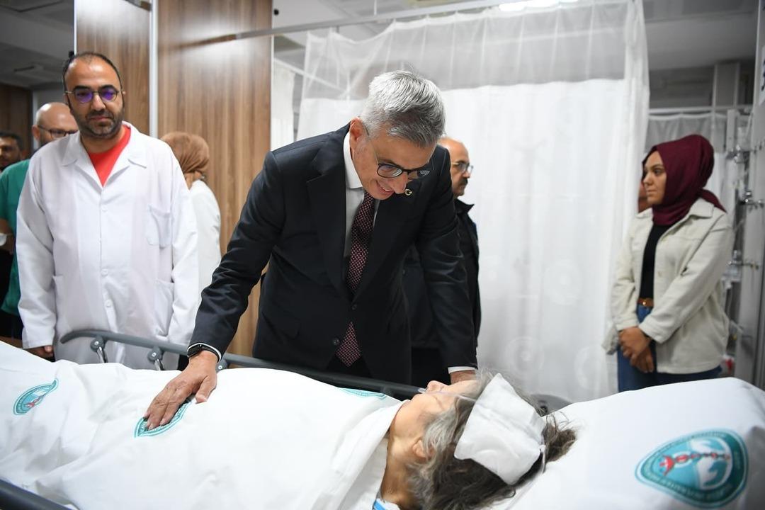 Sağlık Bakanı Kemal Memiyoğlu, Baliekesir depreminde yaralananları ziyaret etti ... 3