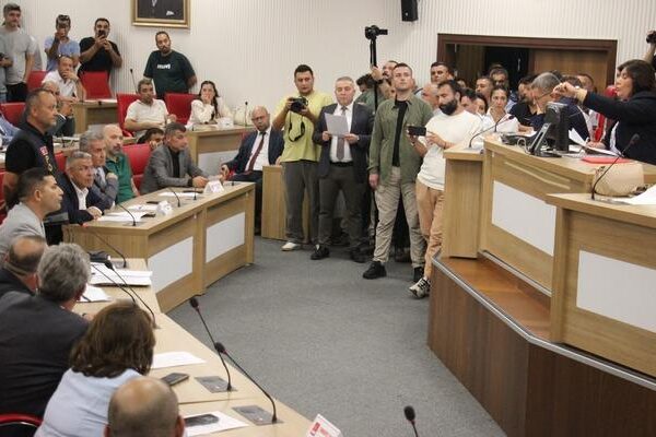 Aydın Büyükşehir Belediye Meclisi’nde tansiyon yükseldi! Özlem Çerçioğlu toplantıyı erteledi