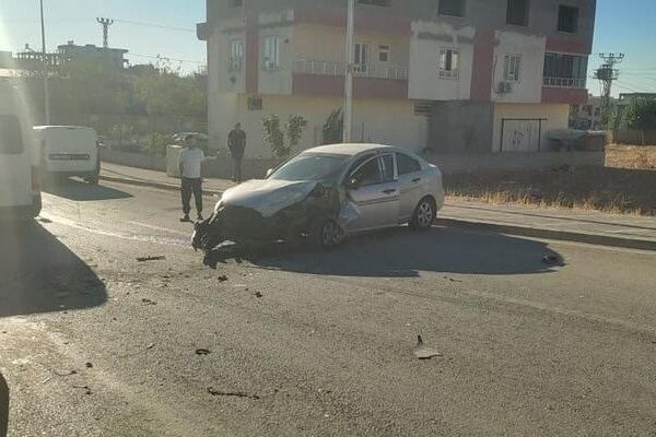 Hafif ticari araç ile otomobil çarpıştı: 4 yaralı
