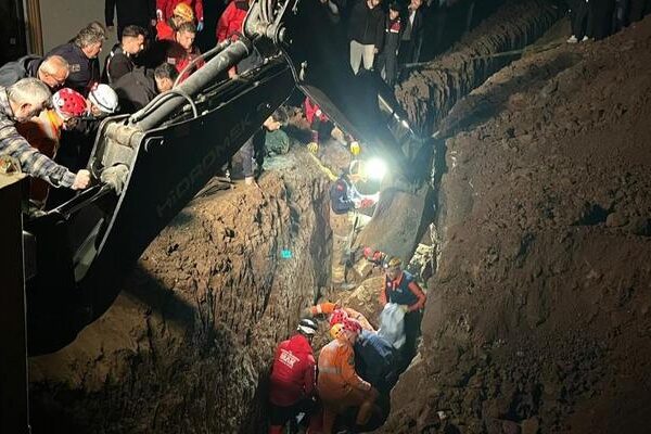Bursa’dan acı haber… Kanalizasyon çukuru kazarken göçük altında kaldılar: 2 kardeş hayatını kaybetti