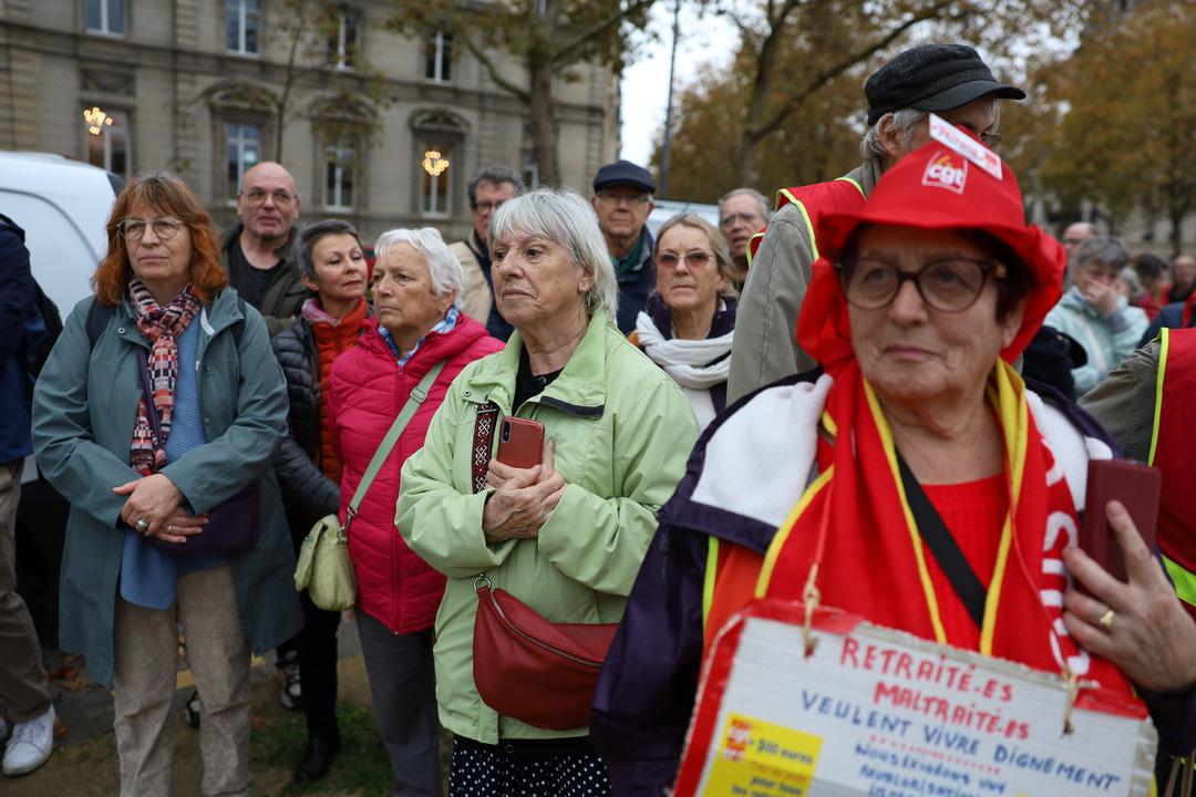 Fransa'da emekliler yaşam koşullarının iyileştirilmesi talebiyle protesto gösterisi düzenledi.