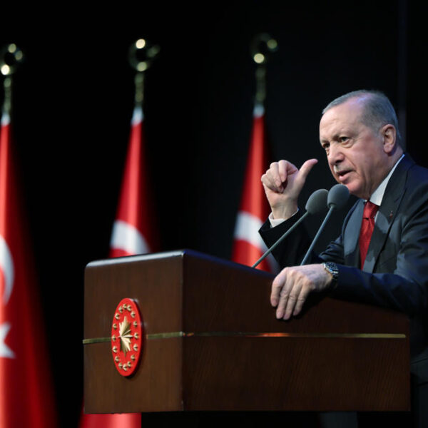 Erdoğan: Siyasette yargıyı hedef alan sorumsuz bir dil hakim!